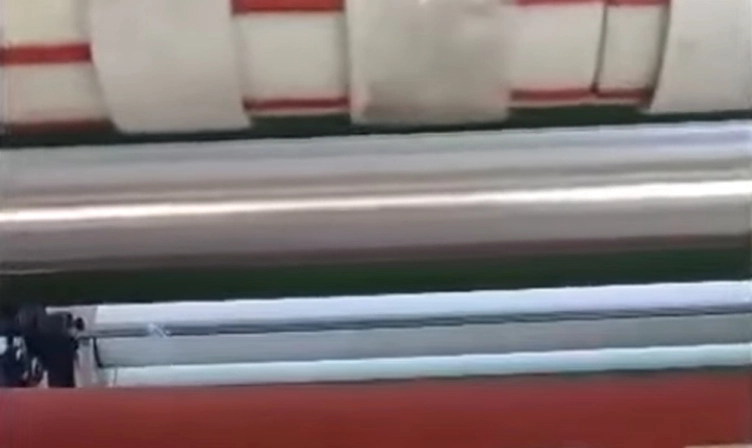 Ajuste a fita e o tubo de papel ordenadamente