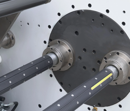 Característica da máquina de rebobinamento de eixo duplo de filme de papel HCH3-1300R2/1700R2
