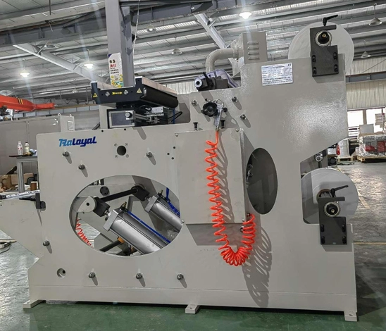 Característica da máquina de rebobinamento de corte de HC-550