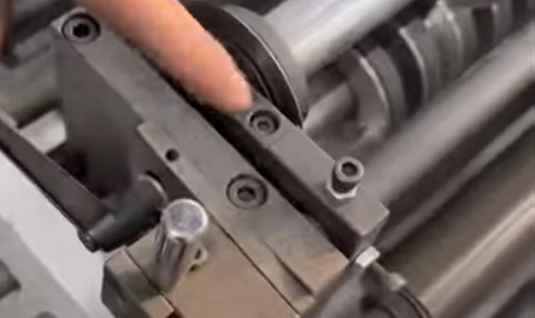 Como remover a faca superior da máquina de corte rotativo