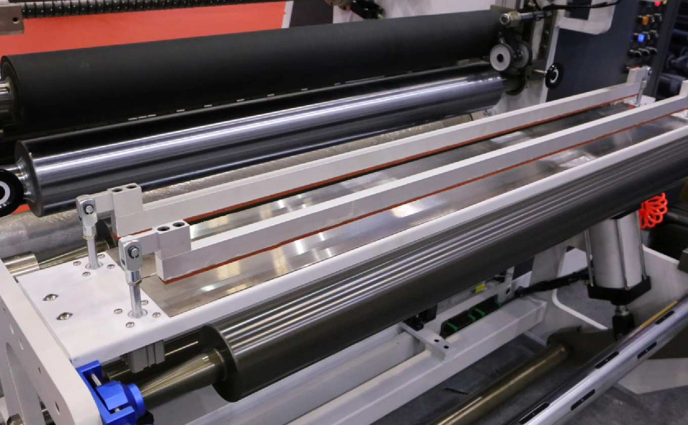 Aplicação da máquina de rebobinamento de corte econômico de alta velocidade HCH2-1300E Raloyal
