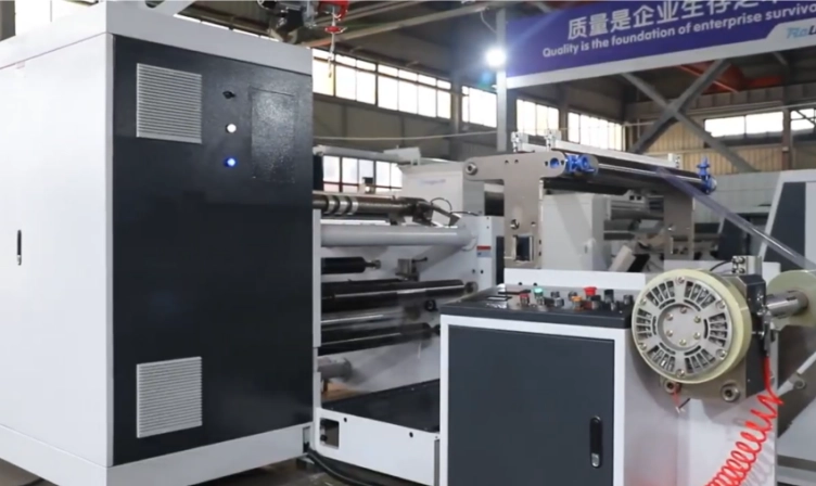 Máquina de corte e enrolamento superficial com diâmetro de rebobinagem de 800 mm e eixo de fricção