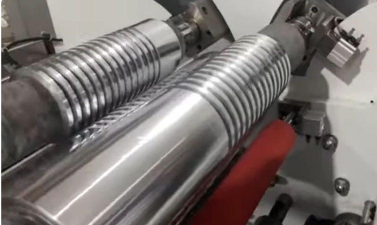 Máquina de corte longitudinal de alta precisão para folha de alumínio/folha de cobre para peças polares de bateria de lítio